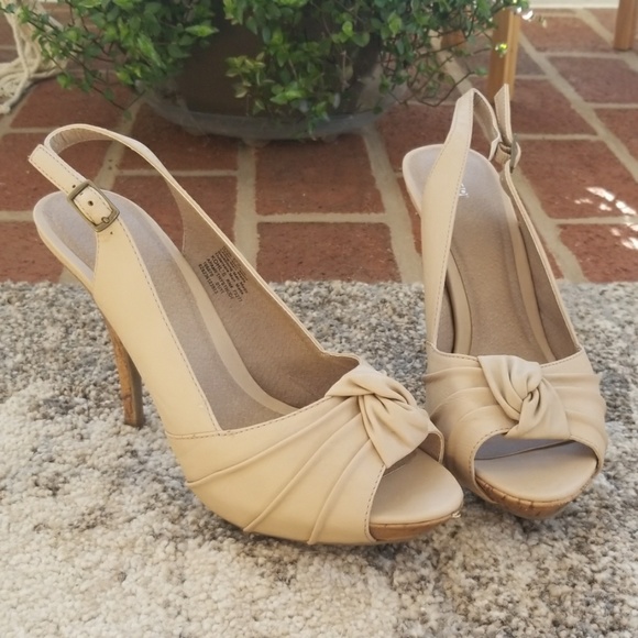 Tan heels - Picture 1 of 2
